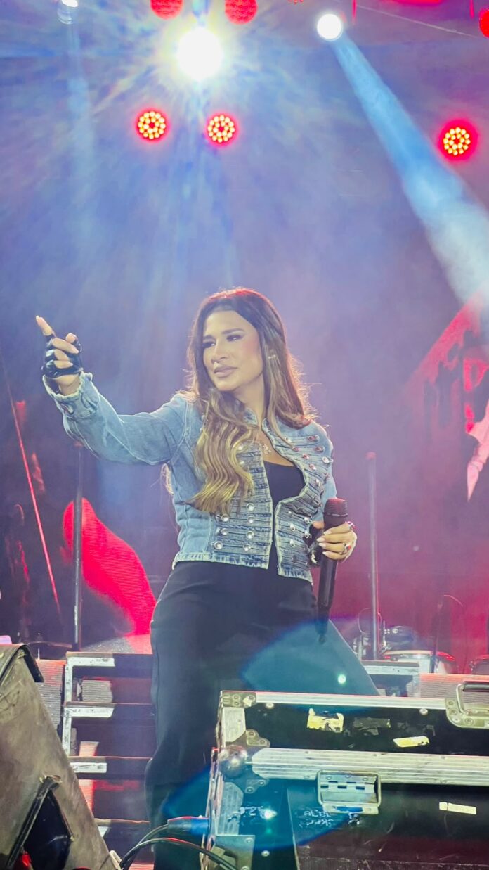 Simone Mendes emociona público em show na Festa da Banana e do Leite, em Alfredo Chaves